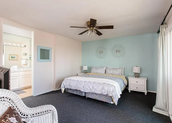 3 Bedroom! - Complex Is On The Beach With Huge Pool